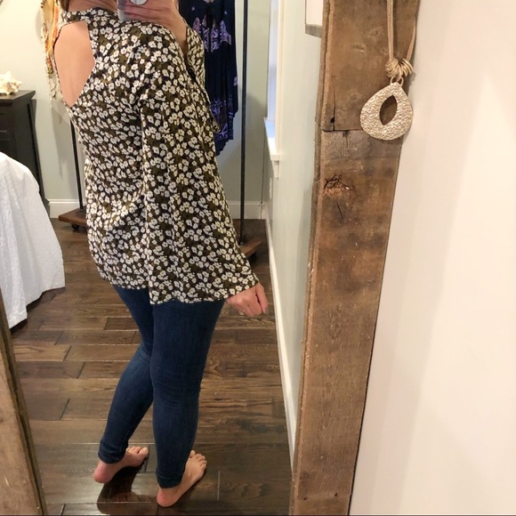 Entro size small oversized floral bell sleeve top - Picture 3 of 5